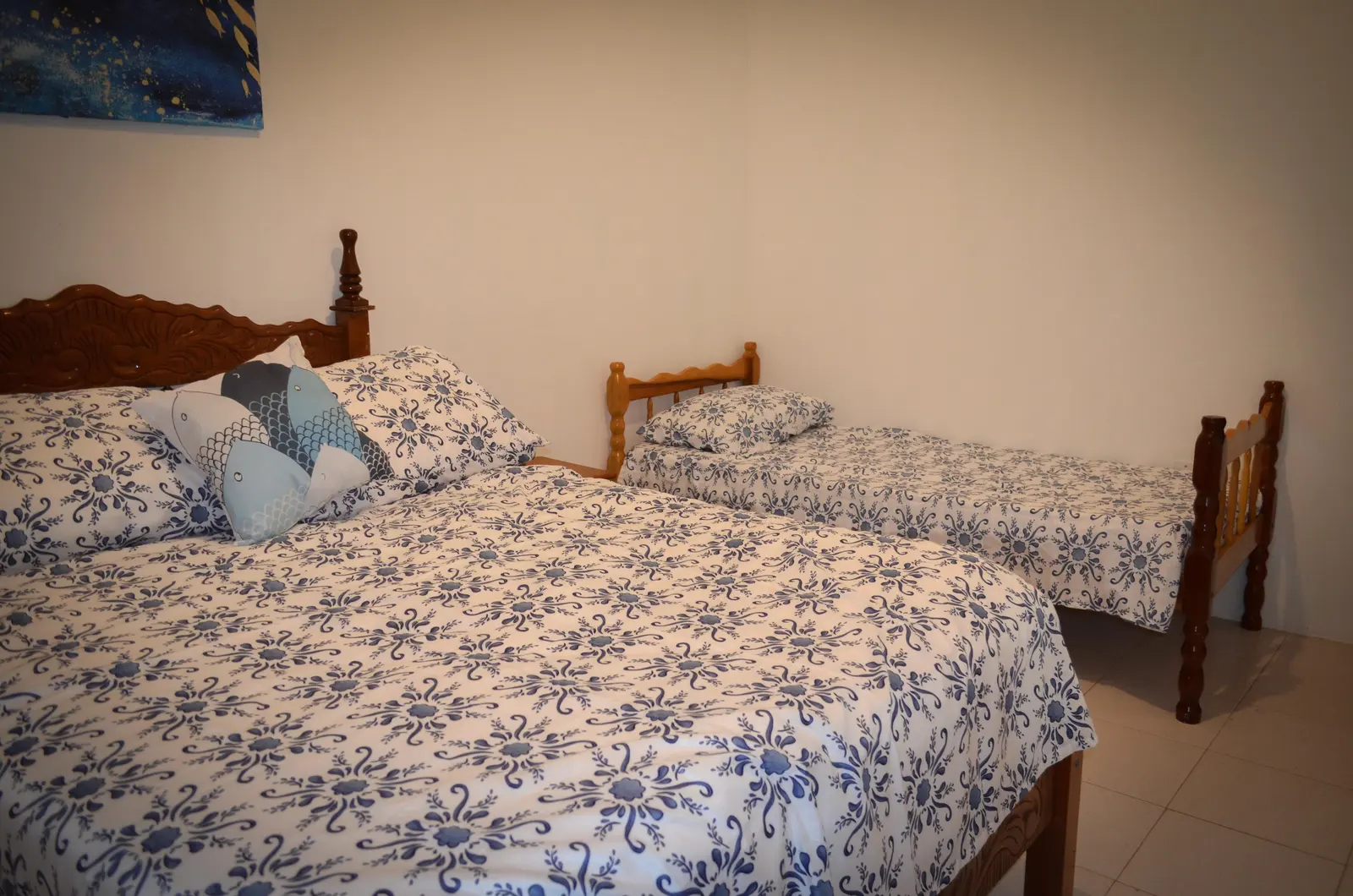 Quarto Azul visto da cama, com enxoval azul e branco